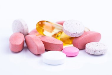 Beyaz bir arka planda tabletleri.