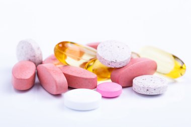 Beyaz bir arka planda tabletleri.