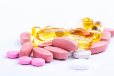 Beyaz bir arka planda tabletleri.