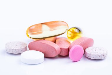 Beyaz bir arka planda tabletleri.