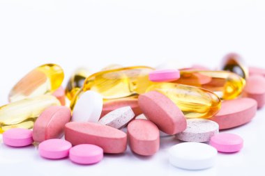 Beyaz bir arka planda tabletleri.