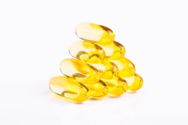 Balık yağı hap beyaz bir arka plan üzerinde.