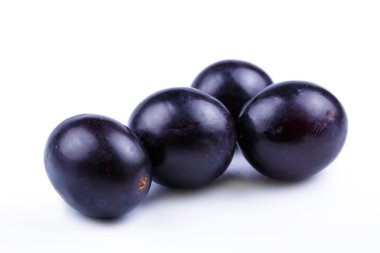 Beyaz bir arka plan üzerinde lezzetli üzüm.