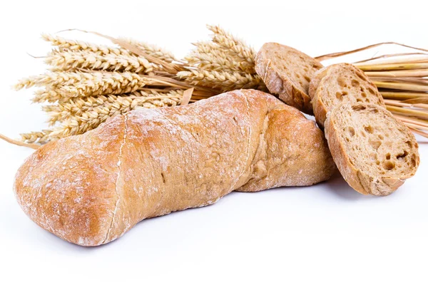 Leckeres Brot mit Weizen auf weißem Hintergrund. — Stockfoto