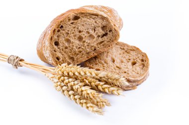 Beyaz bir arka plan üzerinde buğday ile lezzetli ekmek.