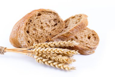 Beyaz bir arka plan üzerinde buğday ile lezzetli ekmek.