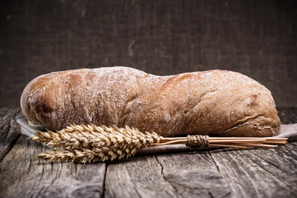 木製の背景に小麦のおいしいパン. — ストック写真