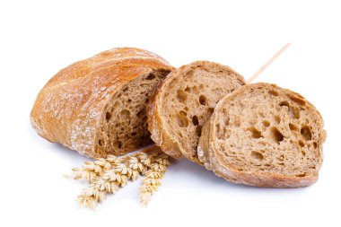 Beyaz bir arka plan üzerinde buğday ile lezzetli ekmek.