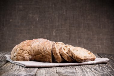 Ahşap arka plan üzerinde lezzetli ekmek.