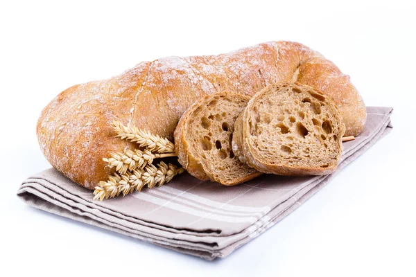 Смачний хліб з пшеницею на білому тлі . — стокове фото