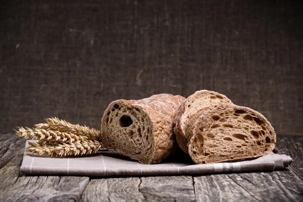 木製の背景に小麦のおいしいパン. — ストック写真