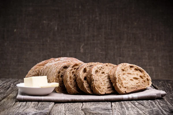 Вкусный хлеб на деревянном фоне . — стоковое фото