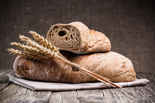 美味面包小麦木制背景. — 图库照片