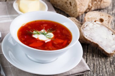 Ahşap arka plan üzerinde ekmek ile lezzetli çorba.