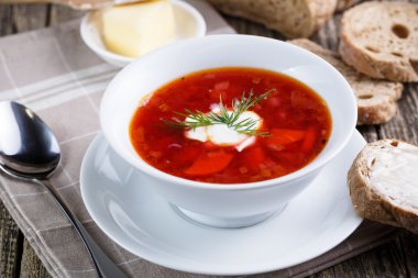 Ahşap arka plan üzerinde ekmek ile lezzetli çorba.