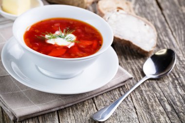 Ahşap arka plan üzerinde ekmek ile lezzetli çorba.