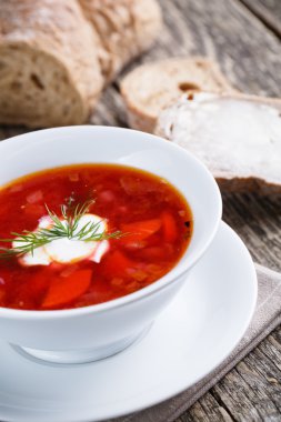 Ahşap arka plan üzerinde ekmek ile lezzetli çorba.