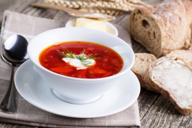 Ahşap arka plan üzerinde ekmek ile lezzetli çorba.