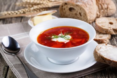 Ahşap arka plan üzerinde ekmek ile lezzetli çorba.