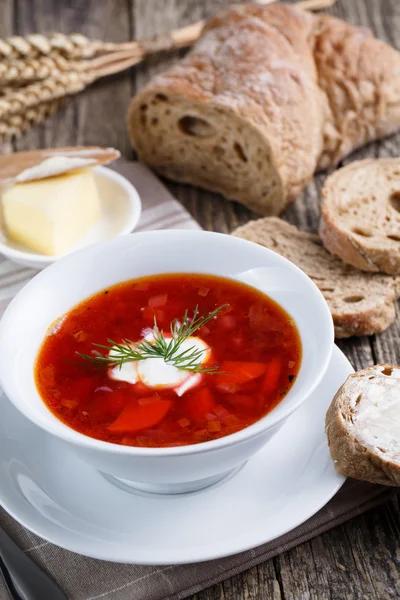 Lekkere soep met brood op een houten achtergrond. — Stockfoto