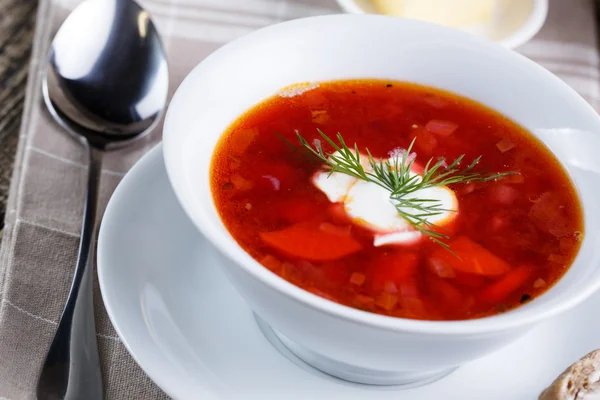 Sopa saborosa com pão em um fundo de madeira . Imagem De Stock