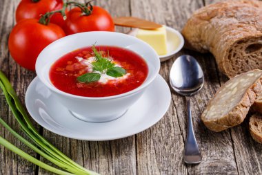 Ahşap arka plan üzerinde ekmek ile lezzetli çorba.