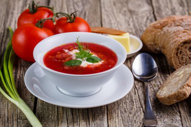 Ahşap arka plan üzerinde ekmek ile lezzetli çorba.