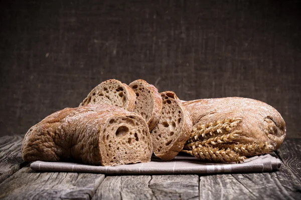 美味面包小麦木制背景. — 图库照片