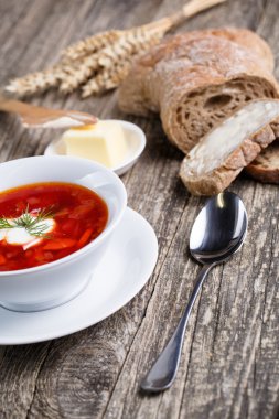 Ahşap arka plan üzerinde ekmek ile lezzetli çorba.