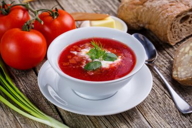 Ahşap arka plan üzerinde ekmek ile lezzetli çorba.