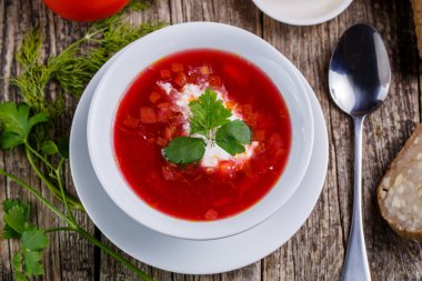 Ahşap arka plan üzerinde ekmek ile lezzetli çorba.