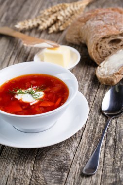 Ahşap arka plan üzerinde ekmek ile lezzetli çorba.