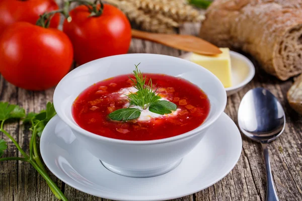 Ahşap arka plan üzerinde ekmek ile lezzetli çorba.