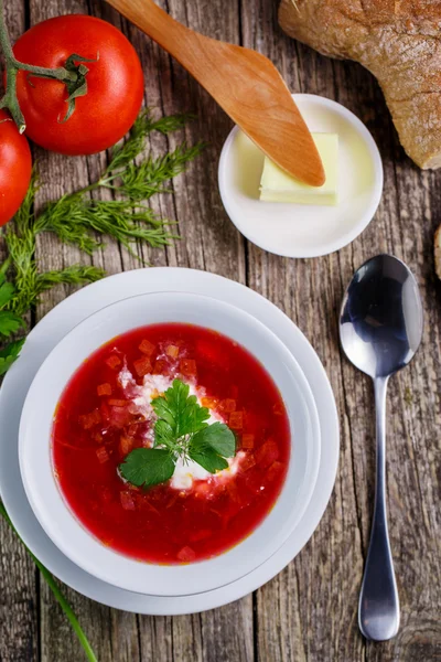 Sopa saborosa com pão em um fundo de madeira . — Fotografia de Stock