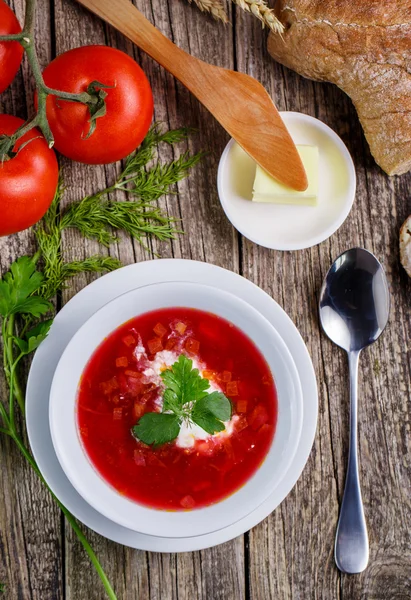 Sopa sabrosa con pan sobre fondo de madera . — Foto de Stock