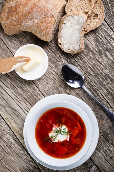 Sopa saborosa com pão em um fundo de madeira . — Fotografia de Stock