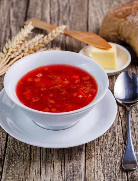 Leckere Suppe mit Brot auf hölzernem Hintergrund. — Stockfoto