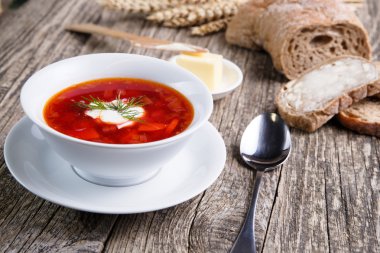 Ahşap arka plan üzerinde ekmek ile lezzetli çorba.