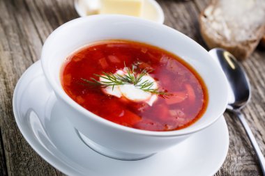 Ahşap arka plan üzerinde ekmek ile lezzetli çorba.