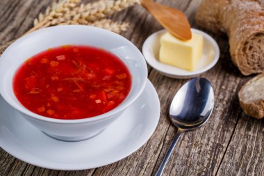 Ahşap arka plan üzerinde ekmek ile lezzetli çorba.