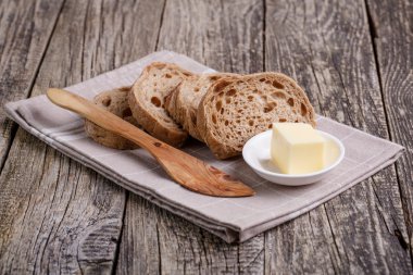 Ahşap arka plan üzerinde buğday ile lezzetli ekmek.