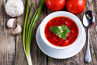 Borsch ahşap arka plan üzerinde ekmek ile.