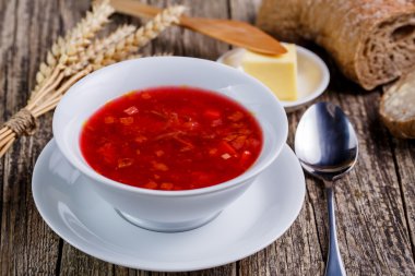 Ahşap arka plan üzerinde ekmek ile lezzetli çorba.