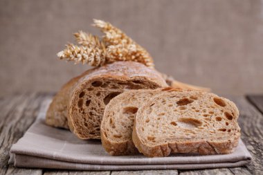 Ahşap arka plan üzerinde buğday ile lezzetli ekmek.