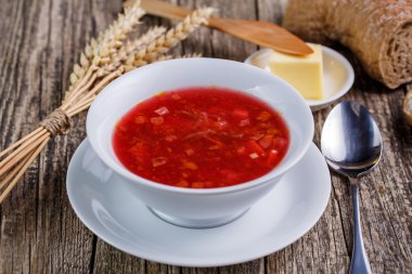 Ahşap arka plan üzerinde ekmek ile lezzetli çorba.