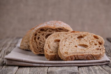 Ahşap arka plan üzerinde lezzetli ekmek.