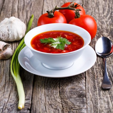 Borsch ahşap arka plan üzerinde ekmek ile.