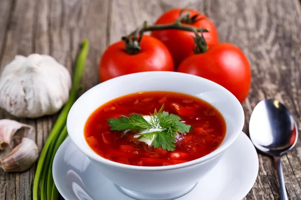 Borsch met brood op een houten achtergrond. — Stockfoto