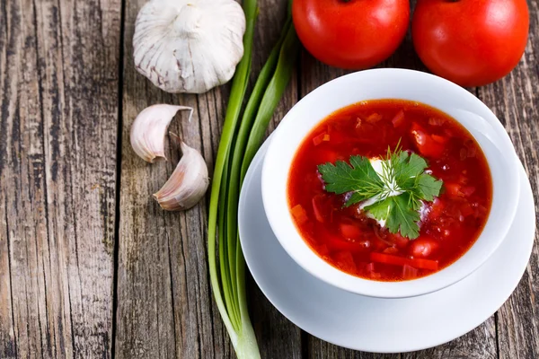 Borsch met brood op een houten achtergrond. — Stockfoto