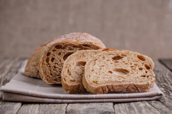Вкусный хлеб на деревянном фоне . — стоковое фото